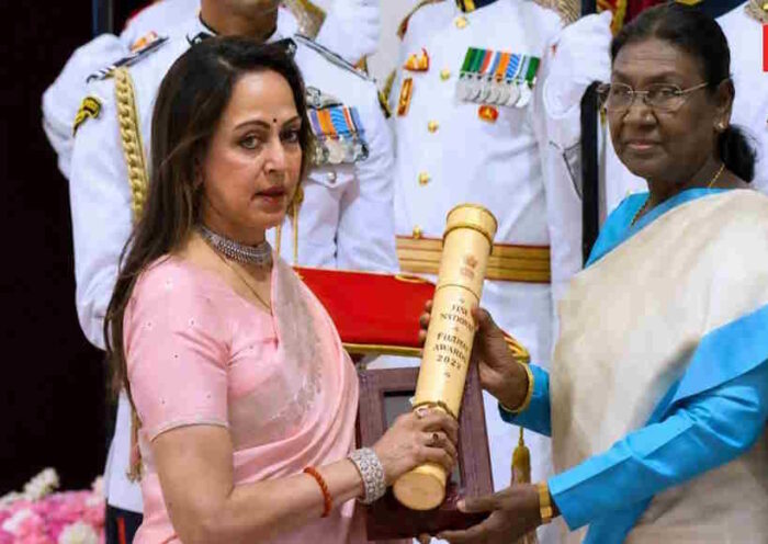 धर्मेंद्र को मरणोपरांत पद्म विभूषण मिलने पर भावुक हुईं हेमा मालिनी (तस्वीर क्रेडिट@dreamgirlhema)