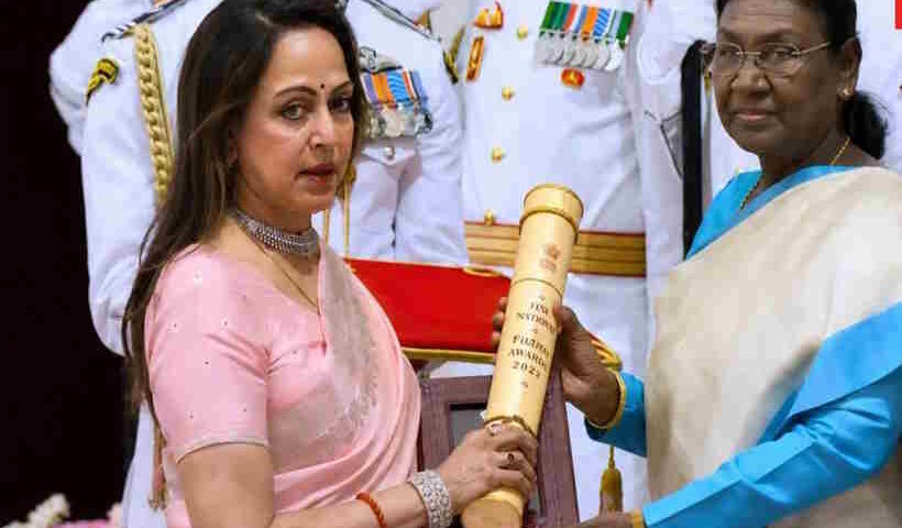 धर्मेंद्र को मरणोपरांत पद्म विभूषण मिलने पर भावुक हुईं हेमा मालिनी (तस्वीर क्रेडिट@dreamgirlhema)