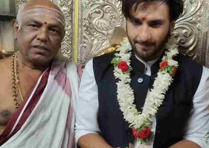 रणवीर सिंह पर बढ़ा विवादों का दबाव, ‘कांतारा’ मिमिक्री मामले के बाद पहुँचे चामुंडेश्वरी मंदिर (तस्वीर क्रेडिट@aloksriawadh)