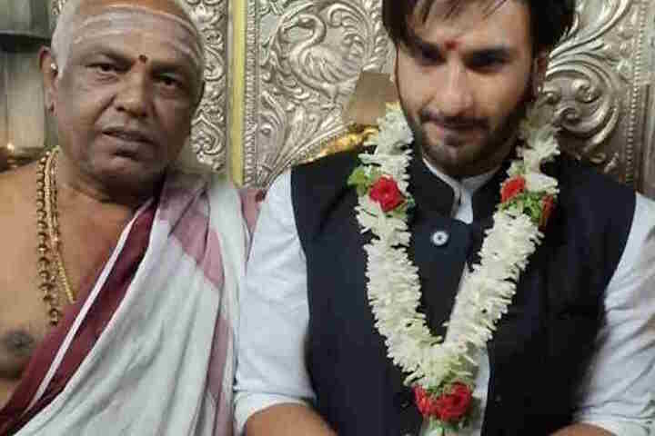 रणवीर सिंह पर बढ़ा विवादों का दबाव, ‘कांतारा’ मिमिक्री मामले के बाद पहुँचे चामुंडेश्वरी मंदिर (तस्वीर क्रेडिट@aloksriawadh)