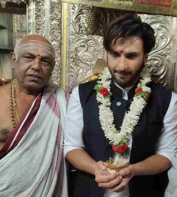 रणवीर सिंह पर बढ़ा विवादों का दबाव, ‘कांतारा’ मिमिक्री मामले के बाद पहुँचे चामुंडेश्वरी मंदिर (तस्वीर क्रेडिट@aloksriawadh)