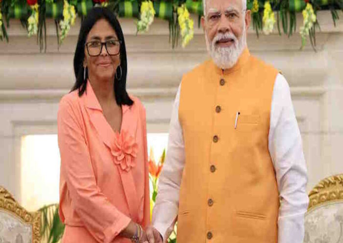 प्रधानमंत्री नरेंद्र मोदी और वेनेजुएला की कार्यवाहक राष्ट्रपति डेल्सी रोड्रिगेज (तस्वीर क्रेडिट@MEAIndia)