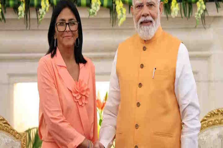 प्रधानमंत्री नरेंद्र मोदी और वेनेजुएला की कार्यवाहक राष्ट्रपति डेल्सी रोड्रिगेज (तस्वीर क्रेडिट@MEAIndia)
