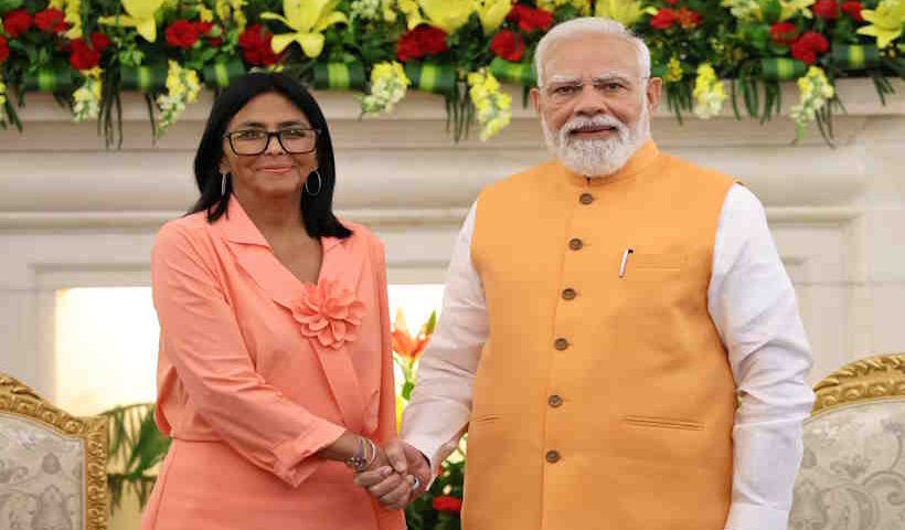 प्रधानमंत्री नरेंद्र मोदी और वेनेजुएला की कार्यवाहक राष्ट्रपति डेल्सी रोड्रिगेज (तस्वीर क्रेडिट@MEAIndia)