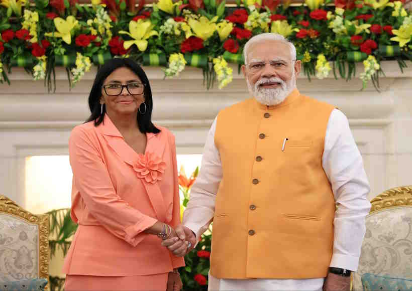 प्रधानमंत्री नरेंद्र मोदी और वेनेजुएला की कार्यवाहक राष्ट्रपति डेल्सी रोड्रिगेज (तस्वीर क्रेडिट@MEAIndia)