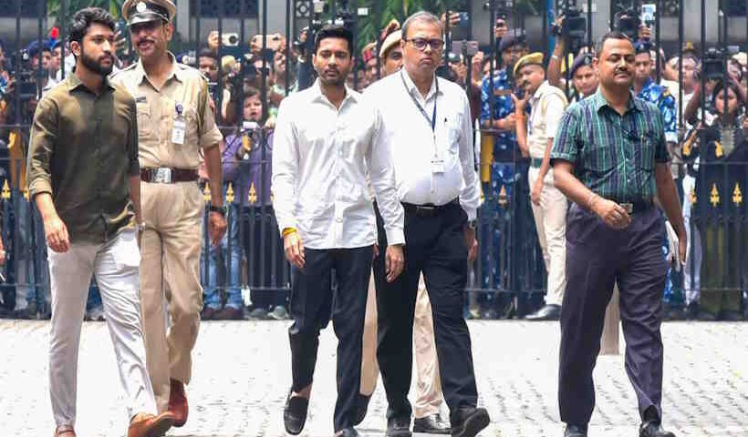 सिग्नेचर मिसमैच मामले में बढ़ सकती हैं अभिषेक बनर्जी की मुश्किलें (तस्वीर क्रेडिट@rashtra_press)