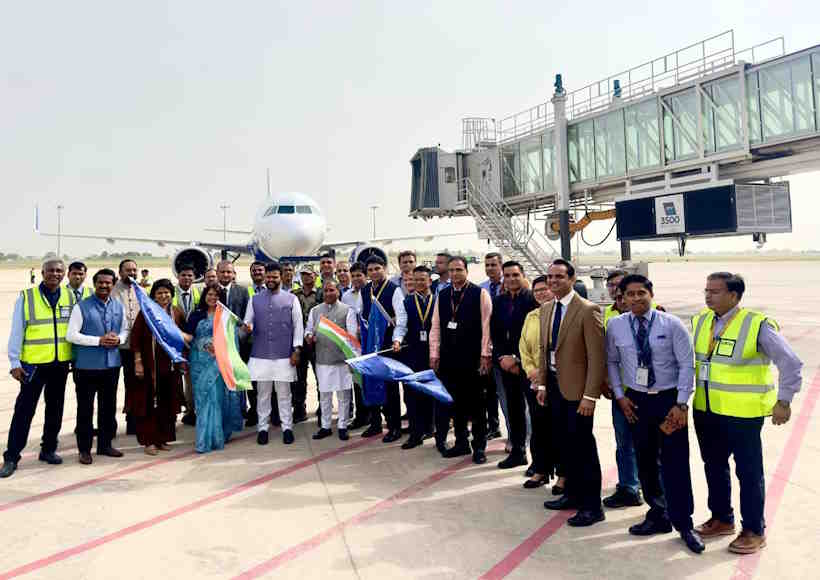 नोएडा अंतर्राष्ट्रीय हवाई अड्डे से शुरू हुई पहली वाणिज्यिक उड़ान (तस्वीर क्रेडिट@sunilsharmamla)