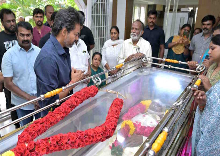 निर्देशक भारतीराजा को तमिलनाडु के मुख्यमंत्री विजय ने दी श्रद्धांजलि (तस्वीर क्रेडिट@iam_visaal)