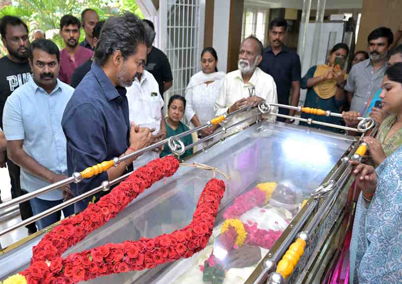 निर्देशक भारतीराजा को तमिलनाडु के मुख्यमंत्री विजय ने दी श्रद्धांजलि (तस्वीर क्रेडिट@iam_visaal)