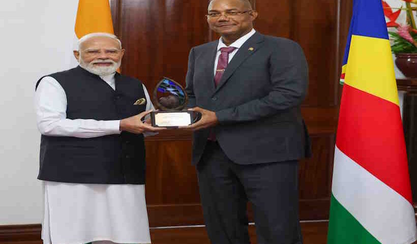 सेशेल्स ने प्रधानमंत्री नरेंद्र मोदी को दिया सर्वोच्च राष्ट्रीय सम्मान ‘गार्डियन ऑफ द ब्लू होराइजन’ (तस्वीर क्रेडिट@PiyushGoyal)