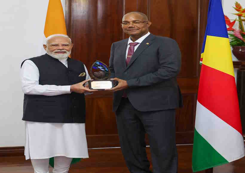 सेशेल्स ने प्रधानमंत्री नरेंद्र मोदी को दिया सर्वोच्च राष्ट्रीय सम्मान ‘गार्डियन ऑफ द ब्लू होराइजन’ (तस्वीर क्रेडिट@PiyushGoyal)