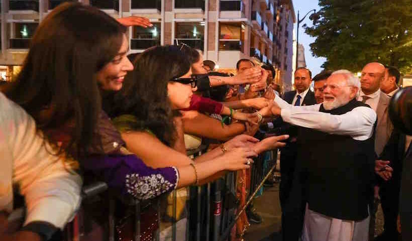 जी-7 शिखर सम्मेलन के बाद पेरिस पहुँचे प्रधानमंत्री मोदी (तस्वीर क्रेडिट@rashtra_press)