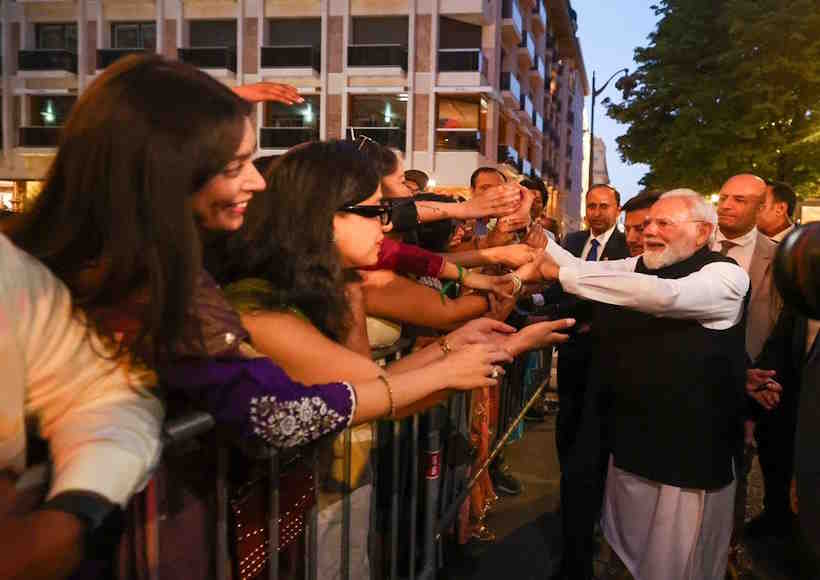 जी-7 शिखर सम्मेलन के बाद पेरिस पहुँचे प्रधानमंत्री मोदी (तस्वीर क्रेडिट@rashtra_press)