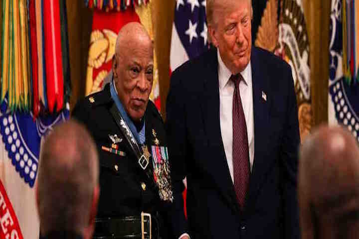 ट्रंप ने तीन सैन्य वीरों को दिया ‘मेडल ऑफ ऑनर’ (तस्वीर क्रेडिट@rashtra_press)