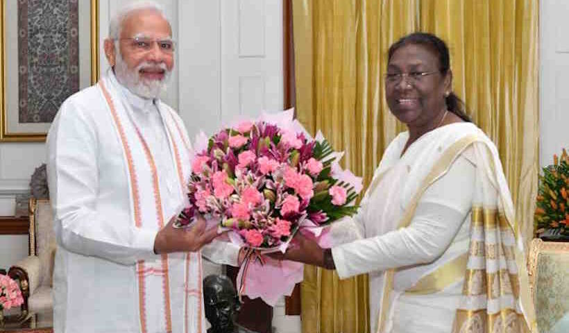 प्रधानमंत्री मोदी ने राष्ट्रपति द्रौपदी मुर्मु को जन्मदिन की बधाई दी (तस्वीर क्रेडिट@yuvaswapan)
