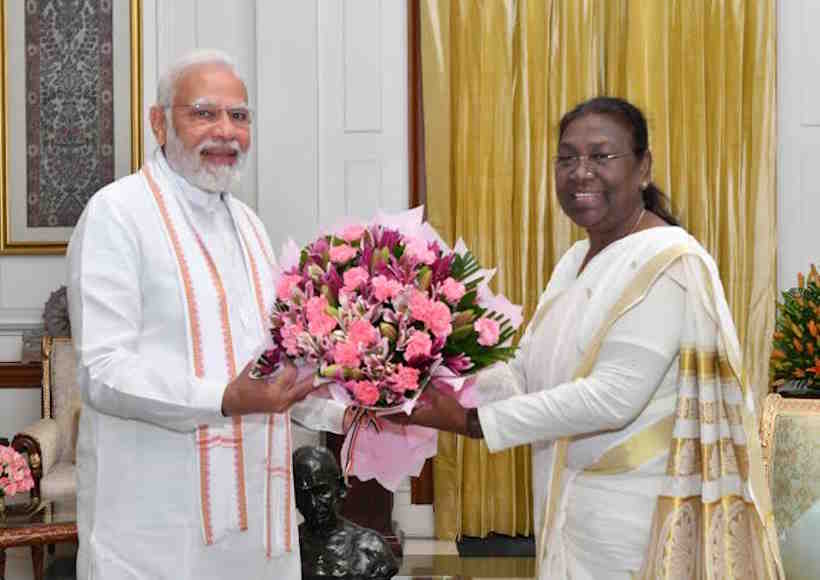 प्रधानमंत्री मोदी ने राष्ट्रपति द्रौपदी मुर्मु को जन्मदिन की बधाई दी (तस्वीर क्रेडिट@yuvaswapan)