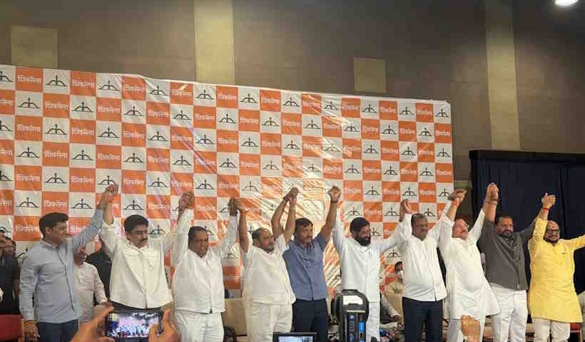 उद्धव ठाकरे को बड़ा झटका, छह सांसदों ने थामा एकनाथ शिंदे का हाथ (तस्वीर क्रेडिट@rashtra_press)