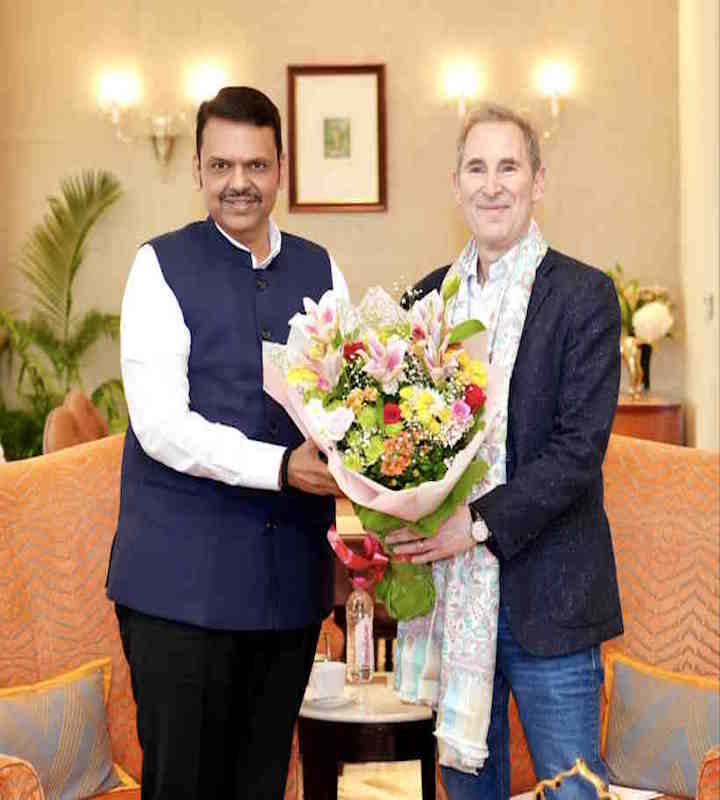मुख्यमंत्री देवेंद्र फडणवीस और अमेजन के मुख्य कार्यकारी अधिकारी एंडी जस्सी (तस्वीर क्रेडिट@Dev_Fadnavis)