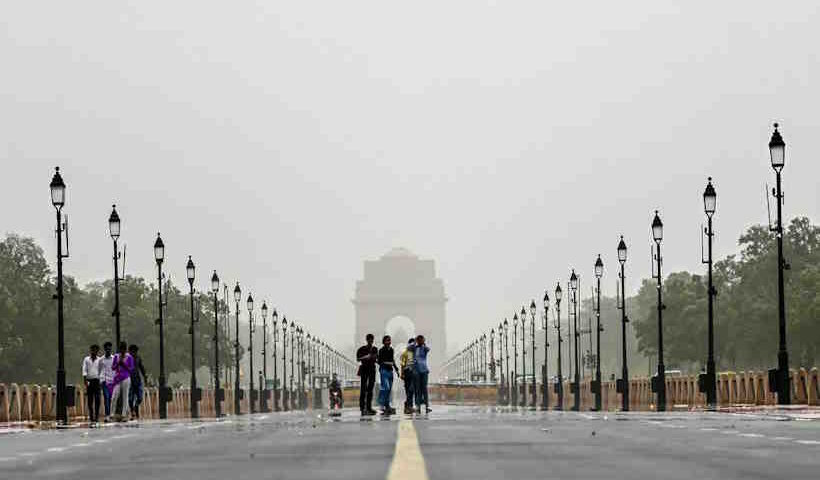 दिल्ली-एनसीआर में बदला मौसम का मिजाज, बारिश और तेज हवाओं से मिली राहत (तस्वीर क्रेडिट@rashtra_press)