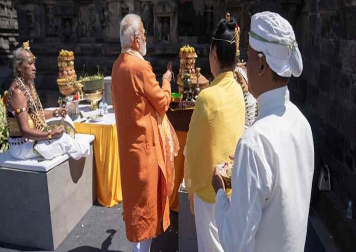 प्रम्बानन मंदिर पहुँचे प्रधानमंत्री नरेंद्र मोदी और राष्ट्रपति प्रबोवो सुबियांतो (तस्वीर क्रेडिट@rashtra_press)