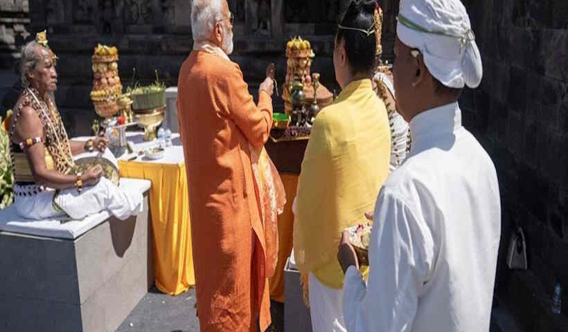 प्रम्बानन मंदिर पहुँचे प्रधानमंत्री नरेंद्र मोदी और राष्ट्रपति प्रबोवो सुबियांतो (तस्वीर क्रेडिट@rashtra_press)