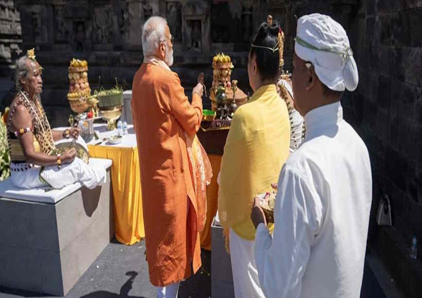 प्रम्बानन मंदिर पहुँचे प्रधानमंत्री नरेंद्र मोदी और राष्ट्रपति प्रबोवो सुबियांतो (तस्वीर क्रेडिट@rashtra_press)