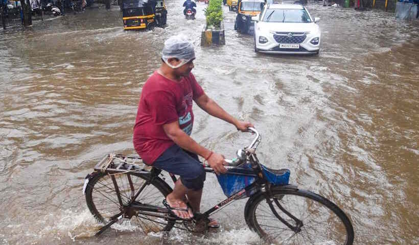 मुंबई में मूसलाधार बारिश से जनजीवन बेहाल (तस्वीर क्रेडिट@rashtra_press)