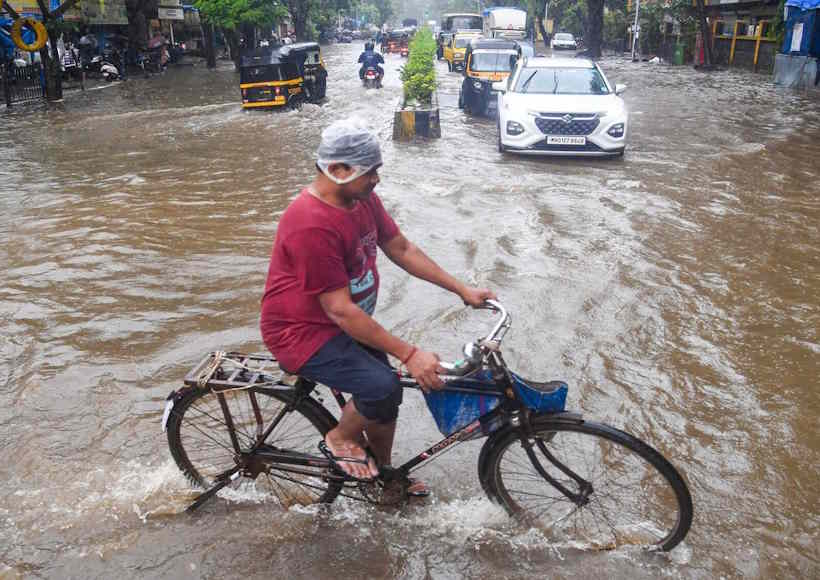 मुंबई में मूसलाधार बारिश से जनजीवन बेहाल (तस्वीर क्रेडिट@rashtra_press)