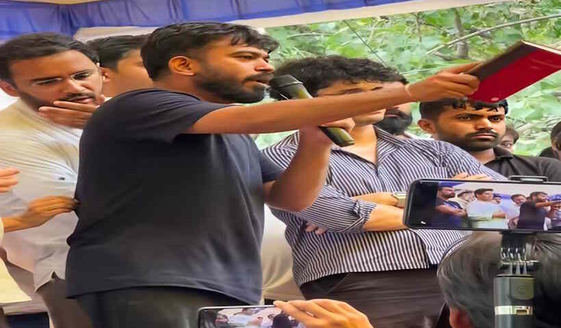 सोनम वांगचुक को अस्पताल ले जाने के बाद आंदोलन ने पकड़ी नई रफ्तार,अभिजीत दिपके ने शुरू किया अनशन (तस्वीर क्रेडिट@Nargis_Bano78)