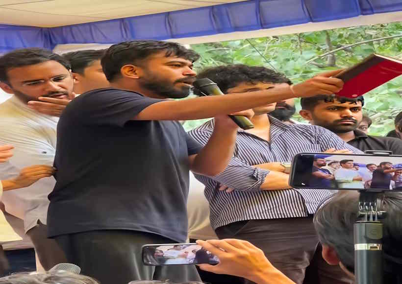 सोनम वांगचुक को अस्पताल ले जाने के बाद आंदोलन ने पकड़ी नई रफ्तार,अभिजीत दिपके ने शुरू किया अनशन (तस्वीर क्रेडिट@Nargis_Bano78)