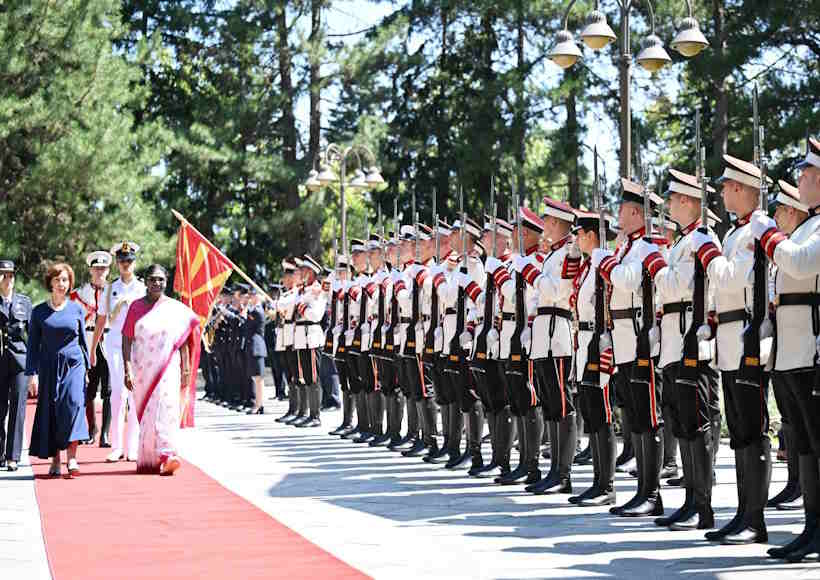 राष्ट्रपति द्रौपदी मुर्मु उत्तरी मैसेडोनिया पहुँचीं (तस्वीर क्रेडिट@AIRNewsHindi)