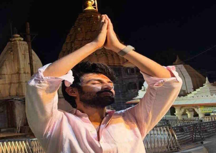 राष्ट्रीय पुरस्कार मिलने के बाद महाकाल की शरण में पहुँचे कार्तिक आर्यन (तस्वीर क्रेडिट@rashtra_press)