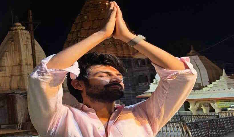 राष्ट्रीय पुरस्कार मिलने के बाद महाकाल की शरण में पहुँचे कार्तिक आर्यन (तस्वीर क्रेडिट@rashtra_press)