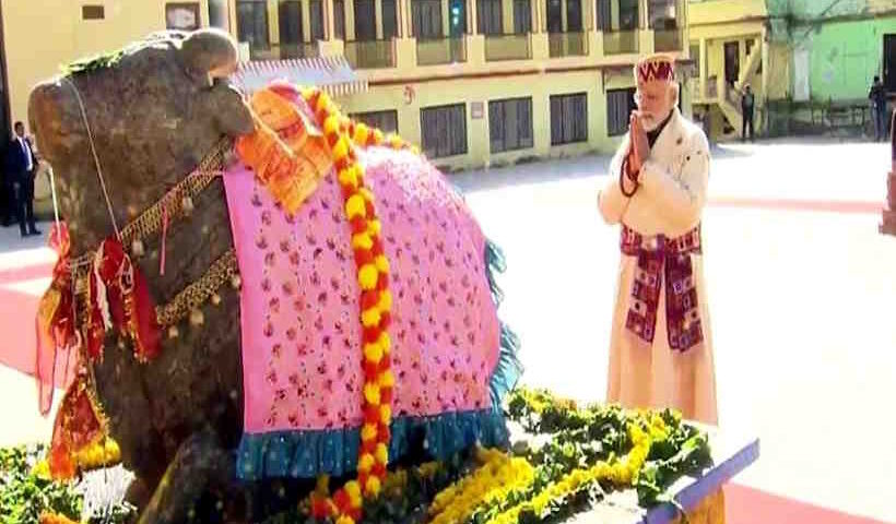 प्रधानमंत्री मोदी केदारनाथ मंदिर में पूजा-अर्चना करते हुए