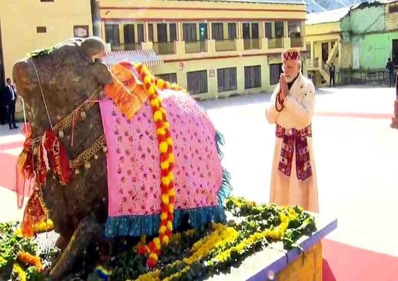 प्रधानमंत्री मोदी केदारनाथ मंदिर में पूजा-अर्चना करते हुए