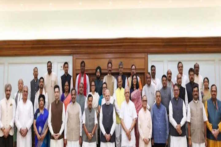 प्रधानमंत्री नरेंद्र मोदी ने नए सांसदों के साथ की विशेष बैठक (तस्वीर क्रेडिट@TawdeVinod)