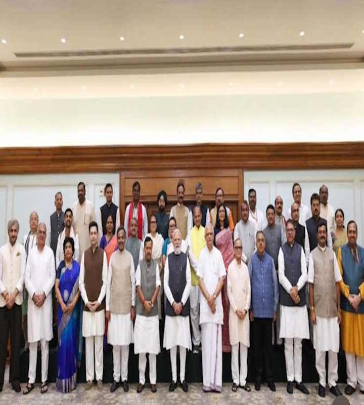 प्रधानमंत्री नरेंद्र मोदी ने नए सांसदों के साथ की विशेष बैठक (तस्वीर क्रेडिट@TawdeVinod)