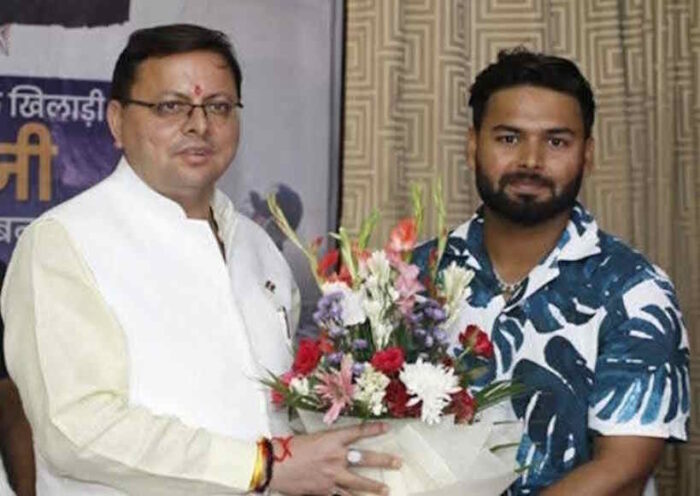 ऋषभ पंत और मुख्यमंत्री पुष्कर सिंह धामी (तस्वीर क्रेडिट@RaushanRRajput)