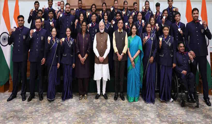 कॉमनवेल्थ गेम्स के पदक विजेताओं से पीएम मोदी ने की मुलाकात (तस्वीर क्रेडिट@narendramodi)