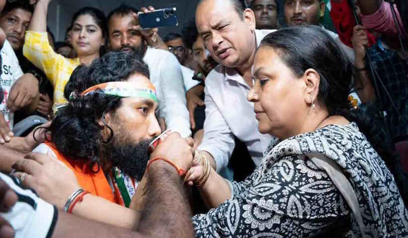 छात्र नेता देवेंद्र नाथ महतो ने खत्म की भूख हड़ताल (तस्वीर क्रेडिट@ssrajputINC)