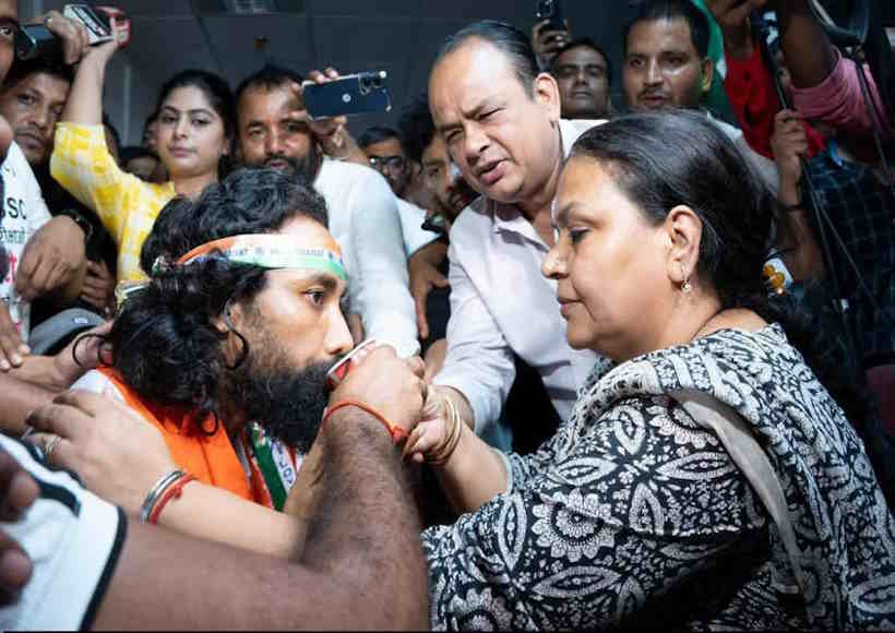 छात्र नेता देवेंद्र नाथ महतो ने खत्म की भूख हड़ताल (तस्वीर क्रेडिट@ssrajputINC)