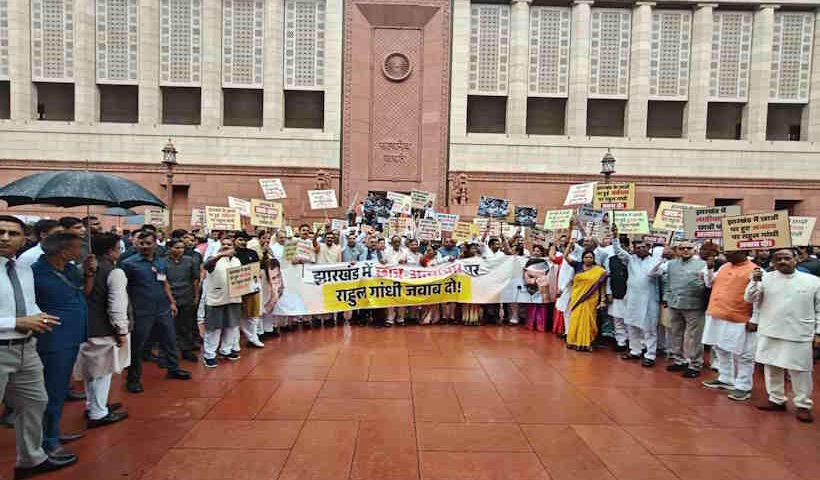 एनडीए सांसदों ने राहुल गांधी के खिलाफ निकाला मार्च (तस्वीर क्रेडिट@BRNishadBJP)