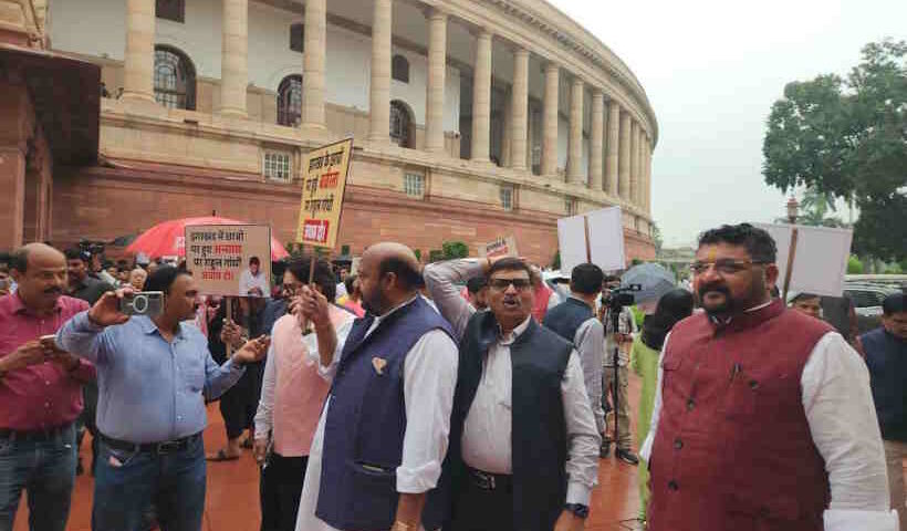 संसद में फिर गूँजे नारे,हंगामे के बीच लोकसभा-राज्यसभा की कार्यवाही स्थगित (तस्वीर क्रेडिट@rajpalsinh_bjp)