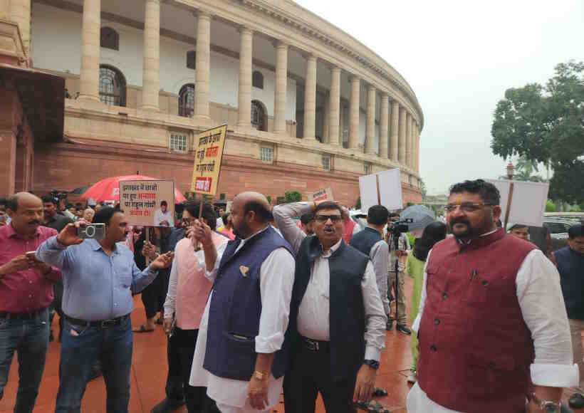 संसद में फिर गूँजे नारे,हंगामे के बीच लोकसभा-राज्यसभा की कार्यवाही स्थगित (तस्वीर क्रेडिट@rajpalsinh_bjp)