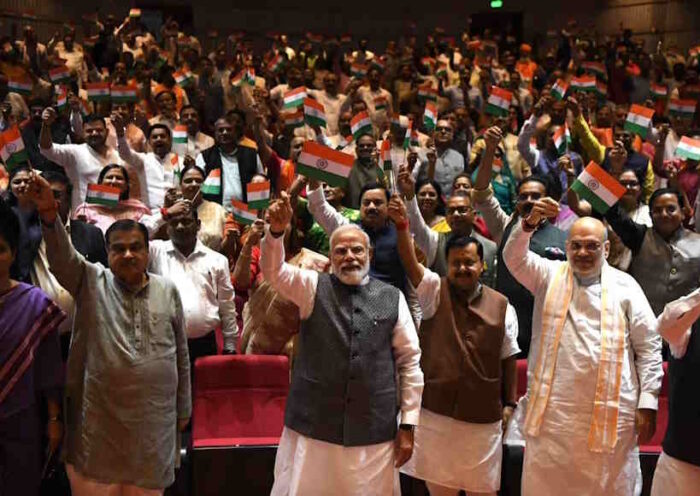 पीएम मोदी के साथ एनडीए सांसदों का ‘मंगल मिलन’ (तस्वीर क्रेडिट@sadhanasinghbjp)