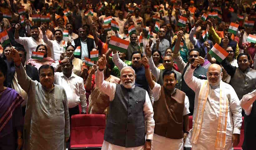 पीएम मोदी के साथ एनडीए सांसदों का ‘मंगल मिलन’ (तस्वीर क्रेडिट@sadhanasinghbjp)