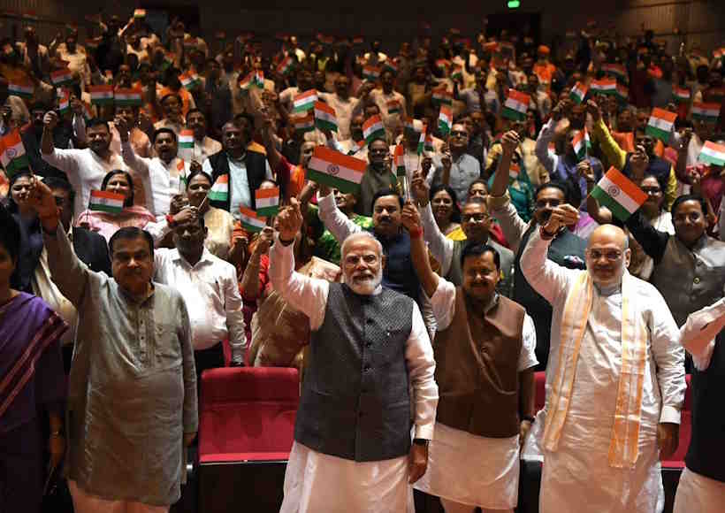 पीएम मोदी के साथ एनडीए सांसदों का ‘मंगल मिलन’ (तस्वीर क्रेडिट@sadhanasinghbjp)