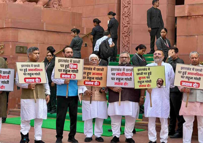 मानसून सत्र के आखिरी दिन संसद के मकर द्वार पर आमने-सामने आए सत्ता-विपक्ष (तस्वीर क्रेडिट@PKVarmaRanchi)