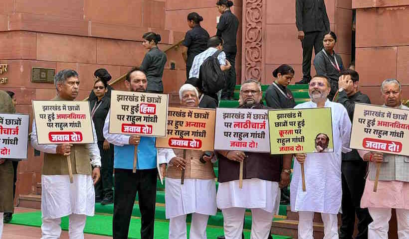 मानसून सत्र के आखिरी दिन संसद के मकर द्वार पर आमने-सामने आए सत्ता-विपक्ष (तस्वीर क्रेडिट@PKVarmaRanchi)