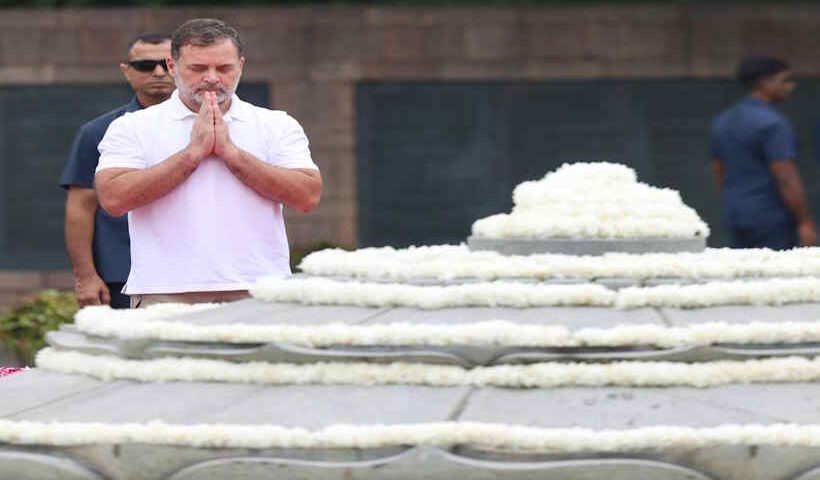 राजीव गांधी की 82वीं जयंती पर राहुल गांधी ने वीर भूमि पहुँचकर दी श्रद्धांजलि (तस्वीर क्रेडिट@RahulGandhi)